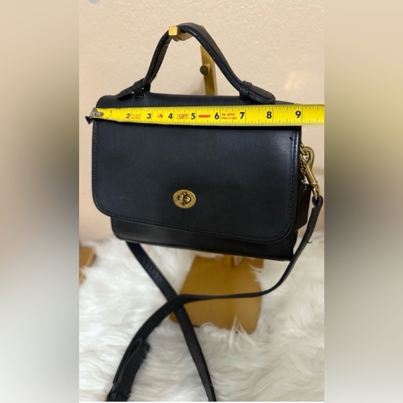 Elegant Black Leather Shoulder Bag - Picture 4 of 15